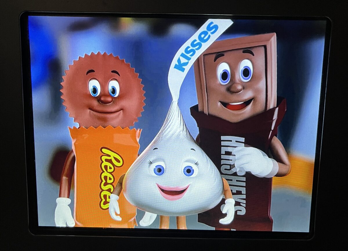 A Reese's cup, Hershey Kiss, and Hershey bar are in-car guides on the Hershey's Chocolate Tour